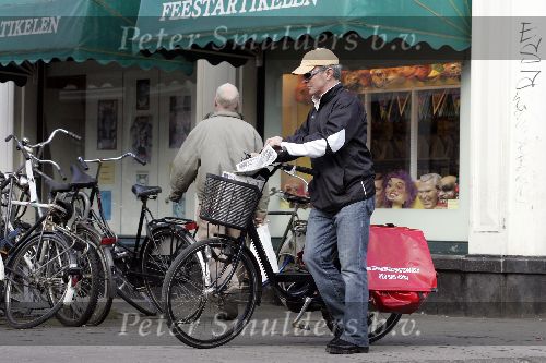 Amsterdam 23 maart 2005
Huub Stapel bezorgt de krant Amsterdams Stadblad op de fiets.
Peter Smulders bv