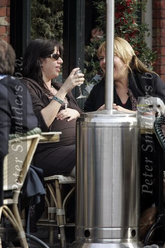 Amsterdam 24 maart 2005
Isa Hoes Zwanger op terras met Medina Schuurman.
Peter Smulders bv