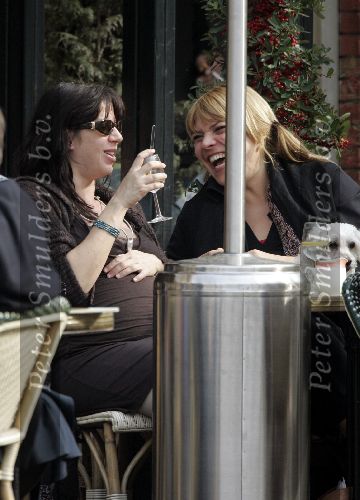 Amsterdam 24 maart 2005
Isa Hoes Zwanger op terras met Medina Schuurman.
Peter Smulders bv