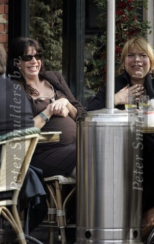 Amsterdam 24 maart 2005
Isa Hoes Zwanger op terras met Medina Schuurman.
Peter Smulders bv