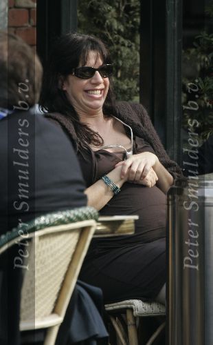 Amsterdam 24 maart 2005
Isa Hoes Zwanger op terras met Medina Schuurman.
Peter Smulders bv