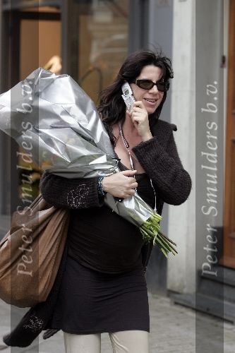 Amsterdam 24 maart 2005
Isa Hoes Zwanger op cornelis schuytstraat met gsm
Peter Smulders bv