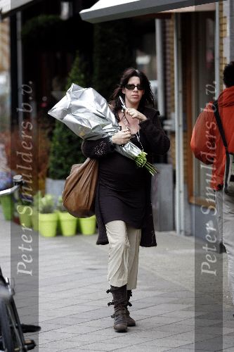 Amsterdam 24 maart 2005
Isa Hoes Zwanger op cornelis schuytstraat met gsm
Peter Smulders bv