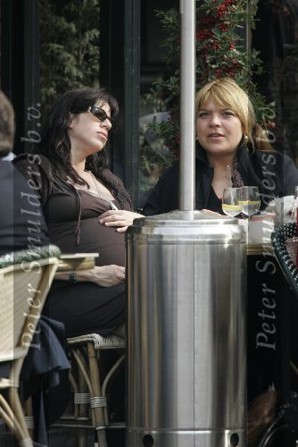 Amsterdam 24 maart 2005
Isa Hoes Zwanger op terras met Medina Schuurman.
Peter Smulders bv