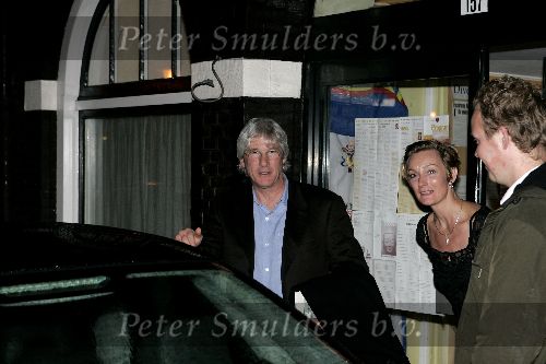 Amsterdam 12 maart 2005
Richard Gere verlaat het huis van Christa Meindersma na diner bij haar thuis.
Peter Smulders bv