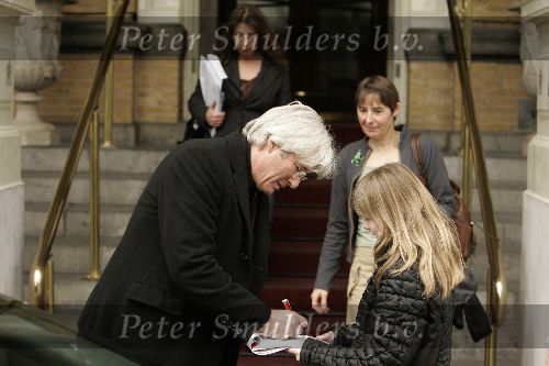 Amsterdam 13 maart 2005
Richard Gere bij vertrek Amstel Hotel  met fan
Peter Smulders bv