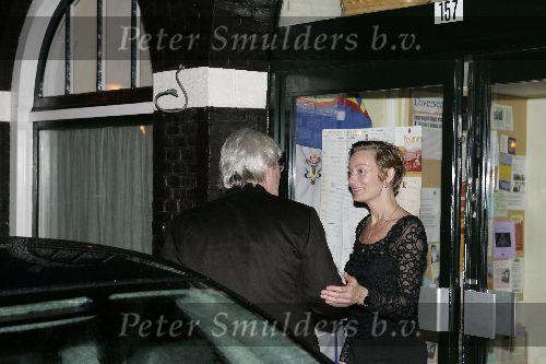 Amsterdam 12 maart 2005
Richard Gere verlaat het huis van Christa Meindersma na diner bij haar thuis.
Peter Smulders bv