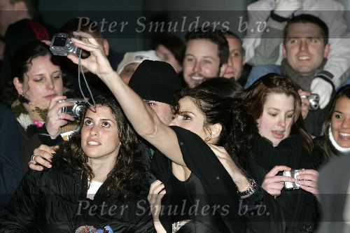 Amsterdam 11 maart 2005
Premiere Miss Congeniality 2 in TUSCHINSKI .
Sandra Bullock met fans
Peter Smuders bv