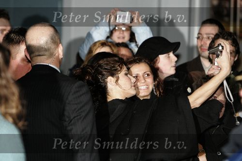Amsterdam 11 maart 2005
Premiere Miss Congeniality 2 in TUSCHINSKI .
Sandra Bullock met fans
Peter Smuders bv