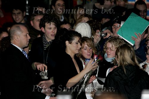 Amsterdam 11 maart 2005
Premiere Miss Congeniality 2 in TUSCHINSKI .
Sandra Bullock met fans
Peter Smuders bv