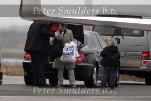 Schiphol oost 12 maart 2005
Sandra Bullock vertrekt met prive jet naar de USA
Peter Smulders bv