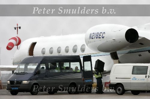 Schiphol oost 12 maart 2005
Sandra Bullock vertrekt met prive jet naar de USA
Peter Smulders bv