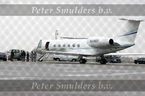 Schiphol oost 12 maart 2005
Sandra Bullock vertrekt met prive jet naar de USA
Peter Smulders bv