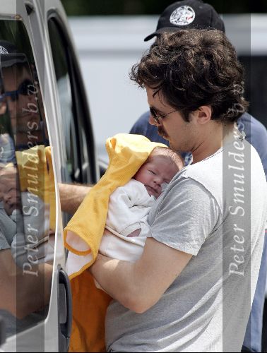 Ede 7 juni 2004
Casey Affleck  met zijn pas geboren kind en zijn vrouw Summer Phoenix
Peter Smulders bv