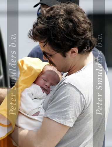 Ede 7 juni 2004
Casey Affleck  met zijn pas geboren kind en zijn vrouw Summer Phoenix
Peter Smulders bv