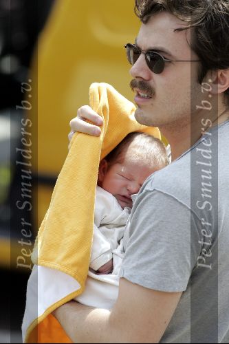 Ede 7 juni 2004
Casey Affleck  met zijn pas geboren kind en zijn vrouw Summer Phoenix
Peter Smulders bv