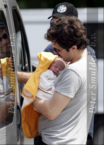 Ede 7 juni 2004
Casey Affleck  met zijn pas geboren kind en zijn vrouw Summer Phoenix
Peter Smulders bv