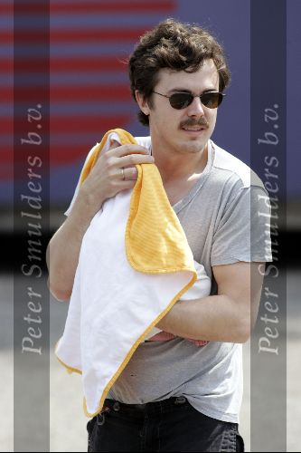 Ede 7 juni 2004
Casey Affleck  met zijn pas geboren kind en zijn vrouw Summer Phoenix
Peter Smulders bv
