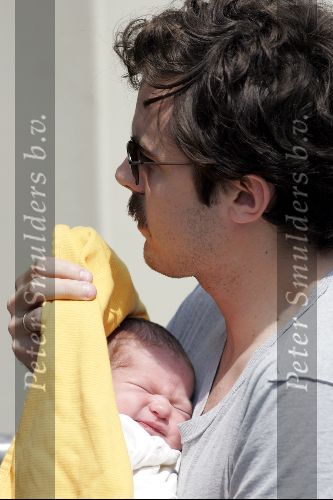 Ede 7 juni 2004
Casey Affleck  met zijn pas geboren kind en zijn vrouw Summer Phoenix
Peter Smulders bv