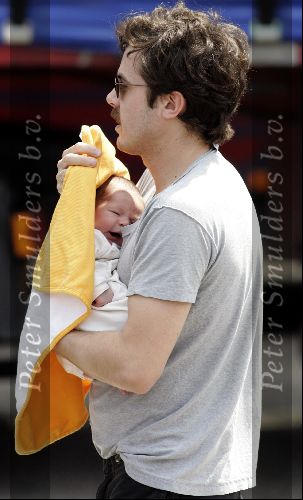 Ede 7 juni 2004
Casey Affleck  met zijn pas geboren kind en zijn vrouw Summer Phoenix
Peter Smulders bv