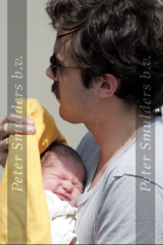 Ede 7 juni 2004
Casey Affleck  met zijn pas geboren kind en zijn vrouw Summer Phoenix
Peter Smulders bv