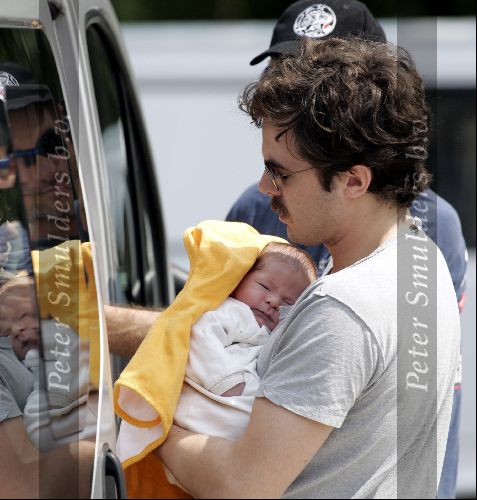 Ede 7 juni 2004
Casey Affleck  met zijn pas geboren kind en zijn vrouw Summer Phoenix
Peter Smulders bv