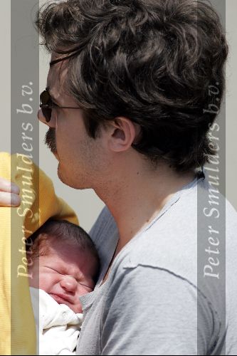 Ede 7 juni 2004
Casey Affleck  met zijn pas geboren kind en zijn vrouw Summer Phoenix
Peter Smulders bv