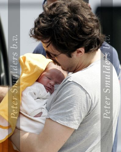 Ede 7 juni 2004
Casey Affleck  met zijn pas geboren kind en zijn vrouw Summer Phoenix
Peter Smulders bv