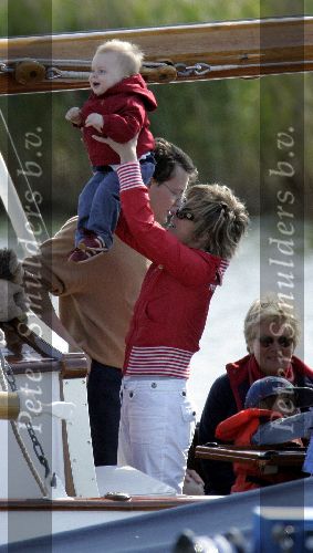 Muiden 22 mei 2005
Koningin Beatrix varen met groene draeck.
Prins Constantijn met Prinses Laurentien en Claus Cazimir en Eloise.
Peter Smulders bv