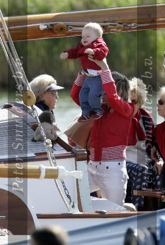 Muiden 22 mei 2005
Koningin Beatrix varen met groene draeck.
Prins Constantijn met Prinses Laurentien en Claus Cazimir en Eloise.
Peter Smulders bv