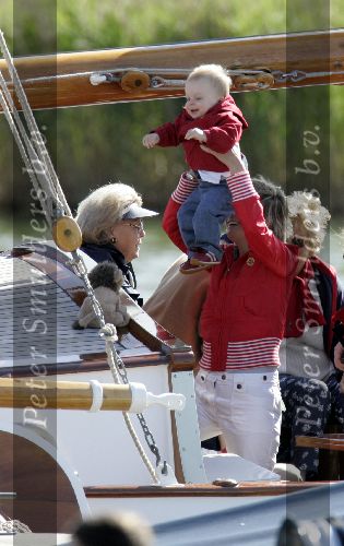 Muiden 22 mei 2005
Koningin Beatrix varen met groene draeck.
Prins Constantijn met Prinses Laurentien en Claus Cazimir en Eloise.
Peter Smulders bv
