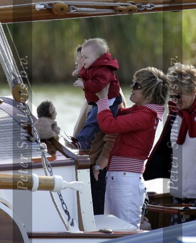 Muiden 22 mei 2005
Koningin Beatrix varen met groene draeck.
Prins Constantijn met Prinses Laurentien en Claus Cazimir en Eloise.
Peter Smulders bv