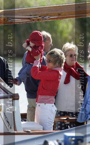 Muiden 22 mei 2005
Koningin Beatrix varen met groene draeck.
Prins Constantijn met Prinses Laurentien en Claus Cazimir en Eloise.
Peter Smulders bv