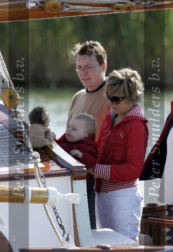 Muiden 22 mei 2005
Koningin Beatrix varen met groene draeck.
Prins Constantijn met Prinses Laurentien en Claus Cazimir en Eloise.
Peter Smulders bv