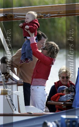 Muiden 22 mei 2005
Koningin Beatrix varen met groene draeck.
Prins Constantijn met Prinses Laurentien en Claus Cazimir en Eloise.
Peter Smulders bv