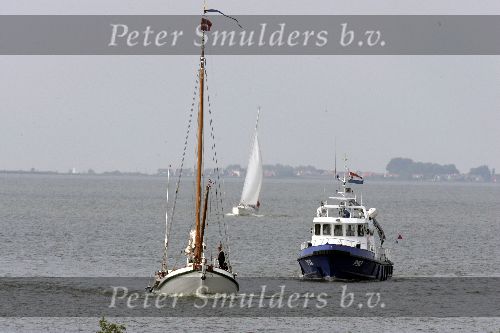 Muiden 22 mei 2005
Koningin Beatrix varen met de groene draeck samen met Prins Constantijn Prinses Laurentien en Eloise en Claus Cazimir. politieboot
Peter Smulders bv