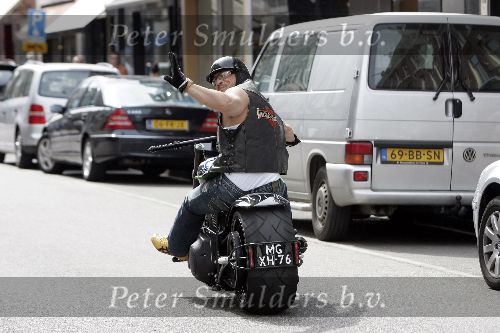 Amsterdam 26 mei 2005
Robert op stoere Harley Davidson motor/moter op pc hooftstraat.
Peter Smulders bv