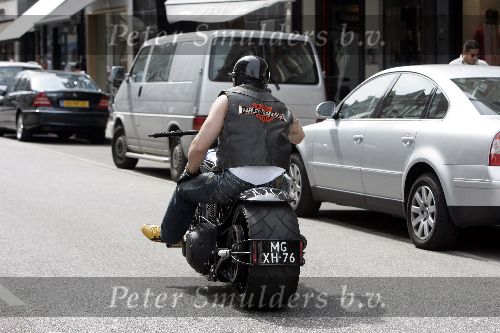 Amsterdam 26 mei 2005
Robert op stoere Harley Davidson motor/moter op pc hooftstraat.
Peter Smulders bv