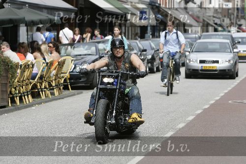 Amsterdam 26 mei 2005
Robert op stoere Harley Davidson motor/moter op pc hooftstraat.
Peter Smulders bv