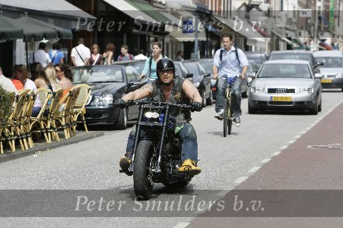 Amsterdam 26 mei 2005
Robert op stoere Harley Davidson motor/moter op pc hooftstraat.
Peter Smulders bv