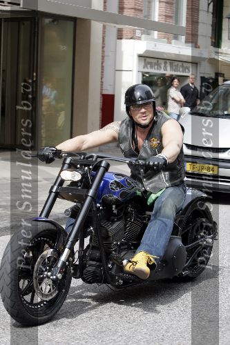 Amsterdam 26 mei 2005
Robeert op stoere Harley Davidson motor/moter op pc hooftstraat.
Peter Smulders bv