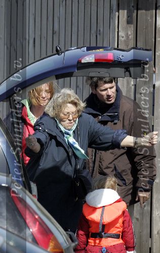 Muiden 15 mei 2005
Koningin Beatrix voor eerste keer dit jaar varen met de groene draeck.
Peter Smulders bv