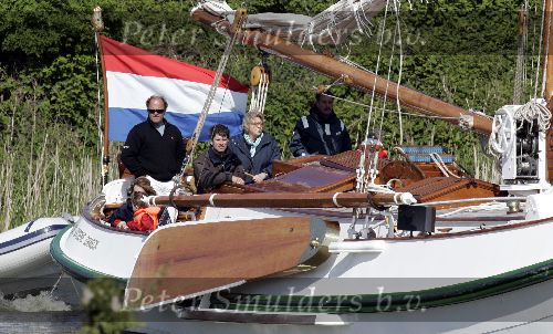 Muiden 15 mei 2005
Koningin Beatrix voor eerste keer dit jaar varen met de groene draeck.
Peter Smulders bv