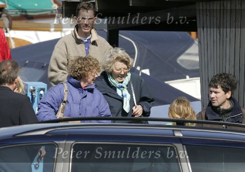 Muiden 15 mei 2005
Koningin Beatrix voor eerste keer dit jaar varen met de groene draeck.
Peter Smulders bv