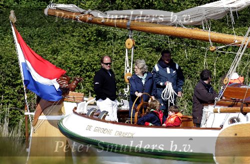 Muiden 15 mei 2005
Koningin Beatrix voor eerste keer dit jaar varen met de groene draeck.
Peter Smulders bv