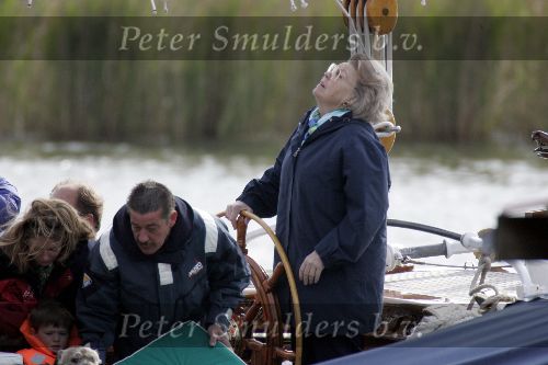 Muiden 15 mei 2005
Koningin Beatrix voor eerste keer dit jaar varen met de groene draeck.
Peter Smulders bv
