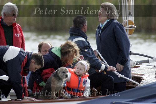 Muiden 15 mei 2005
Koningin Beatrix voor eerste keer dit jaar varen met de groene draeck. hond
Peter Smulders bv