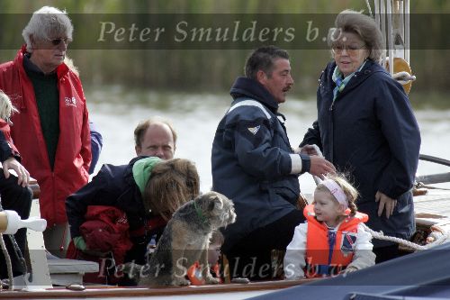 Muiden 15 mei 2005
Koningin Beatrix voor eerste keer dit jaar varen met de groene draeck. hond
Peter Smulders bv