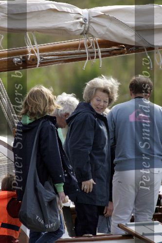 Muiden 15 mei 2005
Koningin Beatrix voor eerste keer dit jaar varen met de groene draeck.
Peter Smulders bv