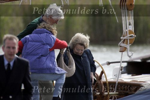 Muiden 15 mei 2005
Koningin Beatrix voor eerste keer dit jaar varen met de groene draeck.
Peter Smulders bv